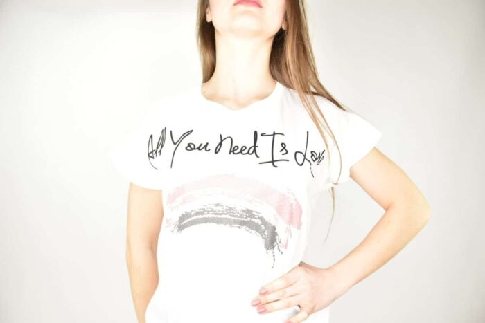 T-SHIRT bianca all you need is love Promo