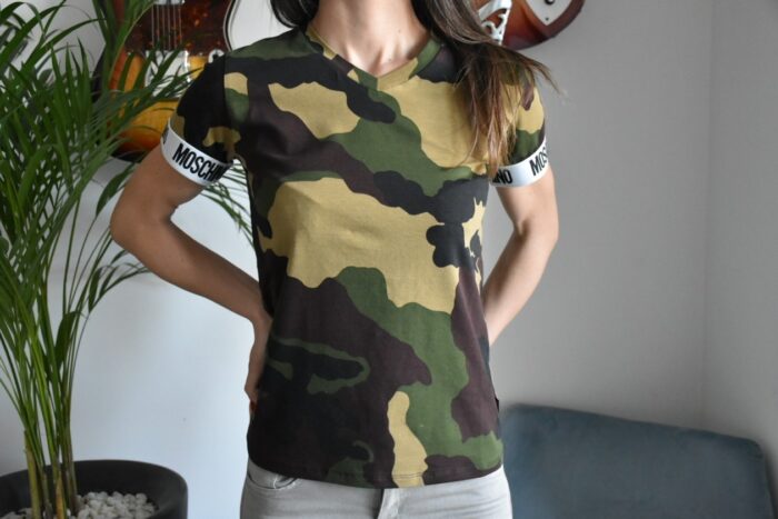 MOSCHINO T-shirt militare Abbigliamento
